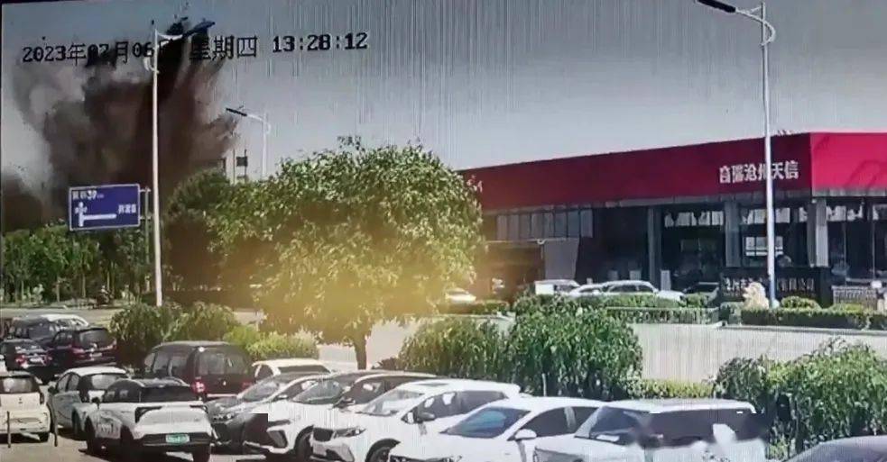 f6福鹿会官网：沧州一起口突发管道炸裂有黑烟滚出！四周商户和车辆的玻璃都被震碎了！
